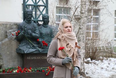 Сегодня, 9 мая в День Победы во внутреннем дворике СГМУ состоялось возложение цветов к памятнику Медикам Севера